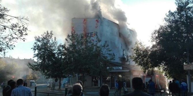 Elazığ’da 3 Katlı İş Yeri Yandı