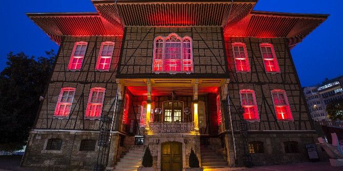 Tarihî Belediye Binası Meme Kanserine Karşı Pembe Renkle Işıklandırıldı