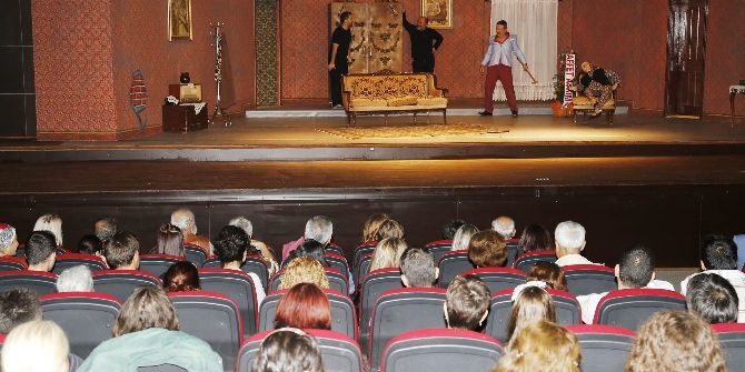 Döşemealtı Tiyatrosu’ndan Muhteşem Gala