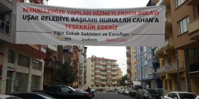 Uaşak’ta Mahalleliden Başkan Cahan’a Pankartlı Teşekkür