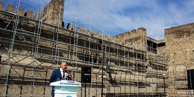 Başkan Çelik’ten Tarihi Kayseri Kalesi’nde Brifing