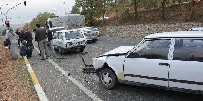 Kırmızı Işıkta Bekleyen Araca Arkadan Vurdu