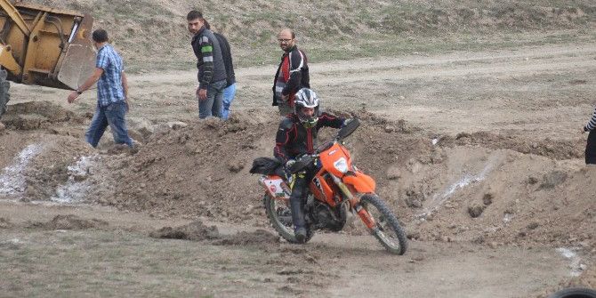 Motosiklet Tutkunları Pist Alanına Kavuştu