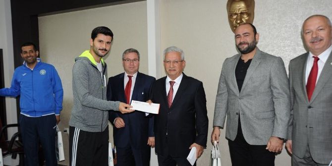 Rektör Özdemir Başarılı Sporcuları Ödüllendirdi