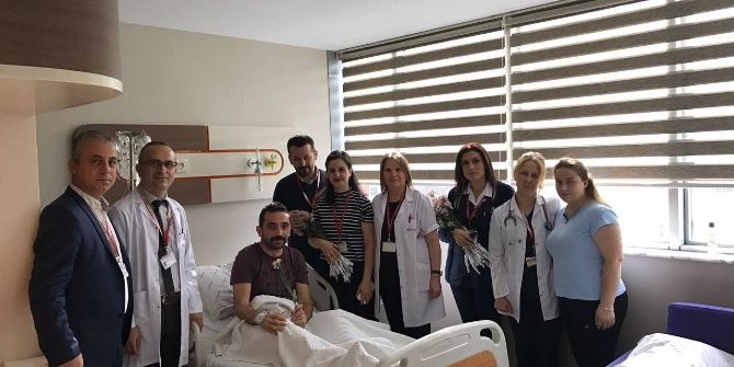 Trabzon’da Hasta Hakları Gününde Karanfil Dağıttılar
