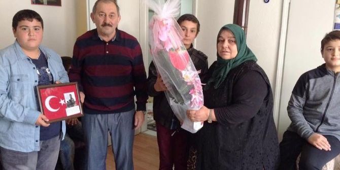 Öğrencilerden Şehit Ailesine Anlamlı Ziyaret