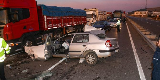 Sivas’ta Otomobil Kamyona Arkadan Çarptı: 1 Ölü, 3 Yaralı