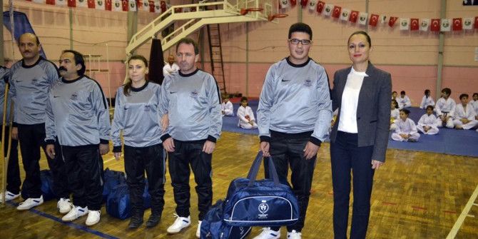 Kaymakam Ve Belediye Başkanı Oturarak Voleybol Oynadı