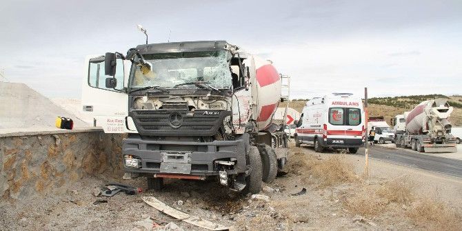 Yozgat’ta Kayan Tır, Beton Mikseri Ve Otomobile Çarptı