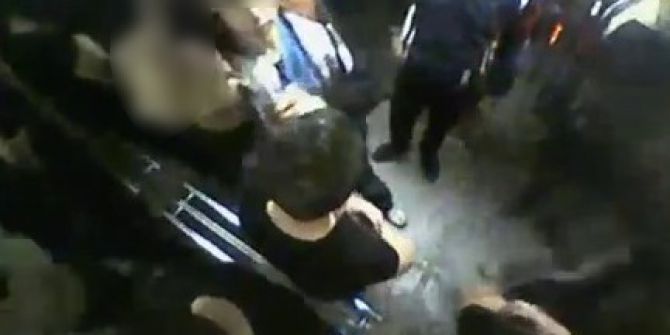 Engelli Asansörünü Parçalayıp, İdrarlarını Yaptılar