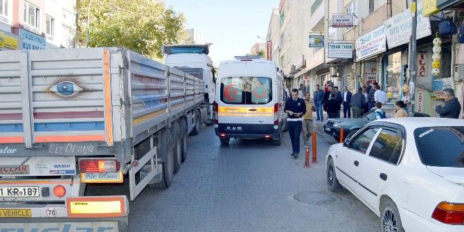 Besni İlçesinde Kamyonet Yaşlı Kadına Çarptı