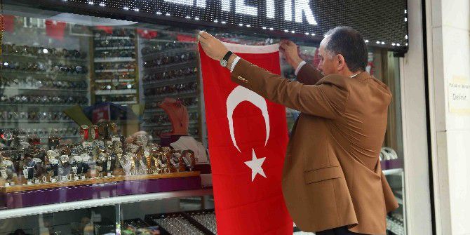 Bağcılar’da Esnafa 10 Bin Türk Bayrağı Dağıtıldı