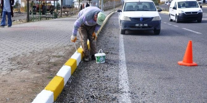 Erciş’te Kaldırım Taşları Boyanıyor