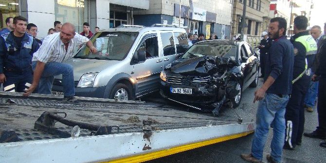 3 Aracın Karıştığı Kazada 1 Kişi Yaralandı