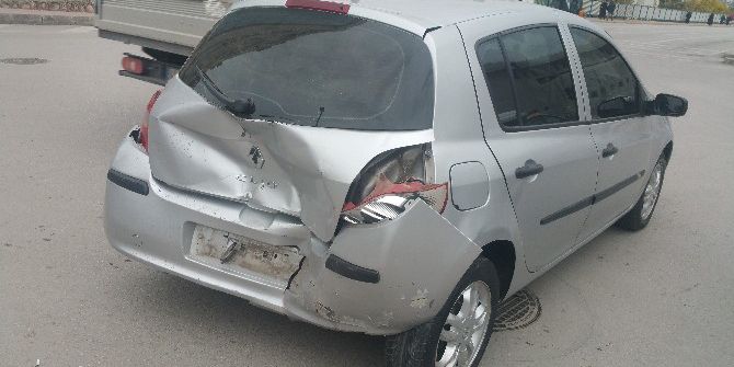 Hızını Alamayan Otomobil Kırmızı Işıkta Bekleyen Araca Çarptı: 3 Yaralı