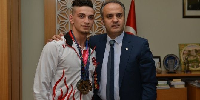 Aktaş Dünya Üçüncüsü Halterciyi Ödüllendirdi