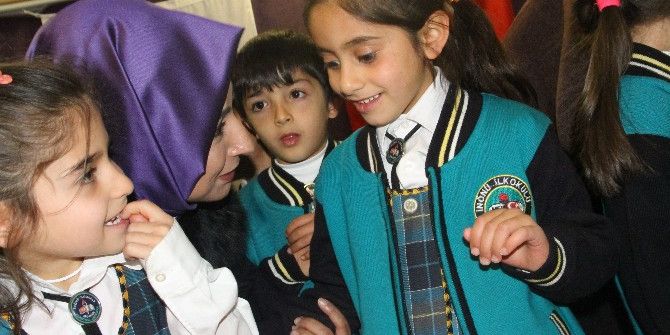 Başbakan Yıldırım’ın Kızından Öğrencilere Kitap Seti