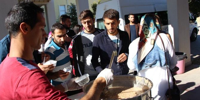 Öğrenciler Aşureyi Hazırlayıp Servis Etti
