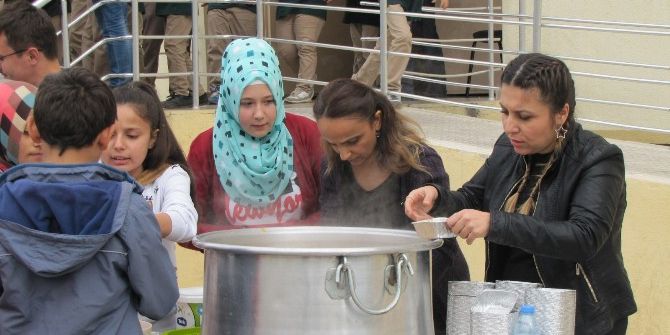 Şehitler Ortaokulu’nda Öğretmenler Öğrencilere Aşure Dağıttı