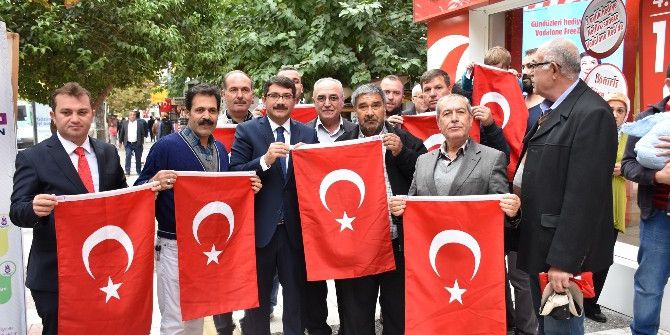 Başkan Çelik Vatandaşlara Türk Bayrağı Hediye Etti
