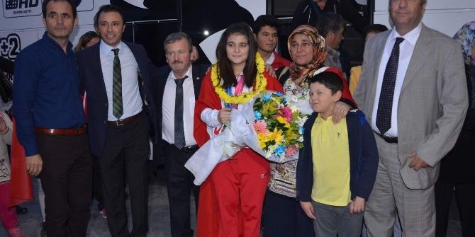 Dünya Şampiyonu Aydınlı Ayşegül Çakın, Memleketine Ayakbastı