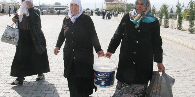 Emine Erdoğan’ı Bir Kova Kızılcıkla Tören Alanında Bekliyor