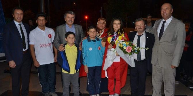 Şampiyon Ayağının Tozuyla İl Müdürü Bekir Çeker’i Ziyaret Etti