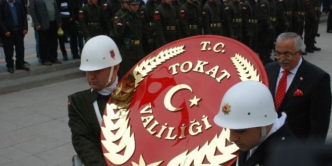 Asker Ve Polis Birlikte Atatürk Anıtı’na Çelenk Koydu