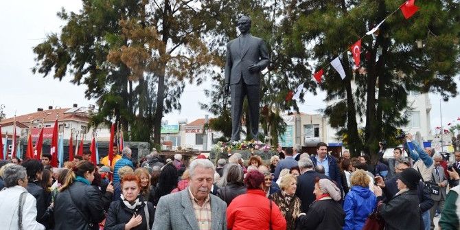 Ayvalık’ta Cumhuriyet Bayramı Kutlamaları Çelenk Sunumuyla Başladı
