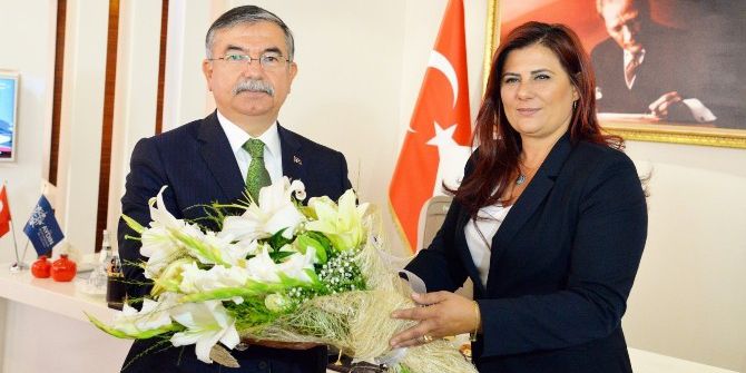 Bakan Yılmaz, Atatürk Kent Meydanı’ı Beğendi