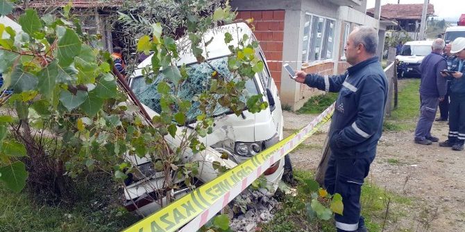 Minibüs Evin Önünde Oturan Yaşlı Kadın Ve Torununa Çarptı