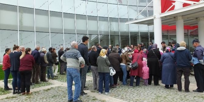 Burhaniye’de Başkan Uysal Aşure Dağıttı