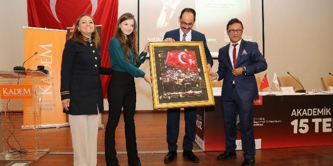 Adıyamanlı Öğrenciden Cumhurbaşkanı Sözcüsü İbrahim Kalın’a Plaket