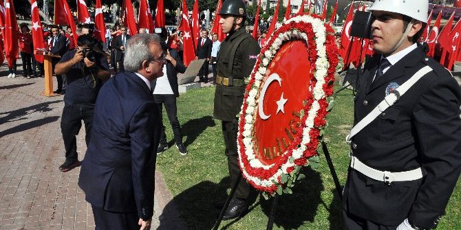 Çelenk Koyma Töreninde Garnizon Komutanı Da Yer Aldı