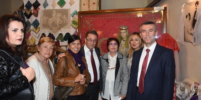 Edremit’te ‘Geçmişten Günümüze Cumhuriyet Gelinleri’ Sergisi Açıldı