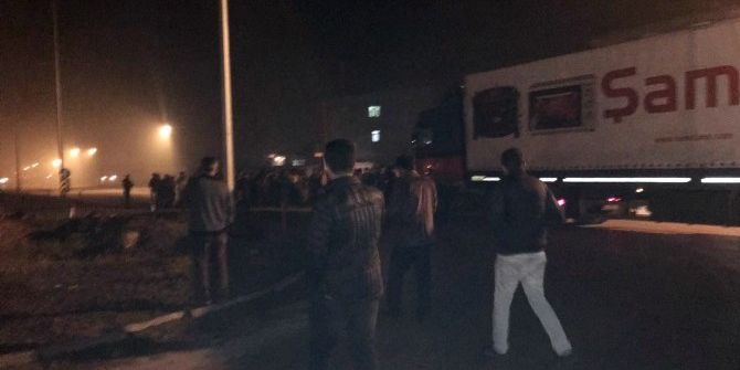 Karayolunu Trafiğe Kapatan Kaçak Şahıslar Gözaltına Alındı