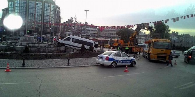 Minibüs Süs Havuzunun Duvarına Çıktı