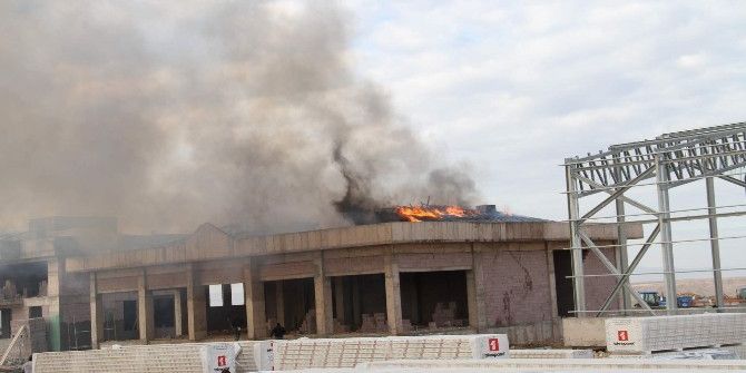 Yozgat’ta İnşaatı Süren Binanın Çatısı Yandı, Çalışanlar Yangını İzledi