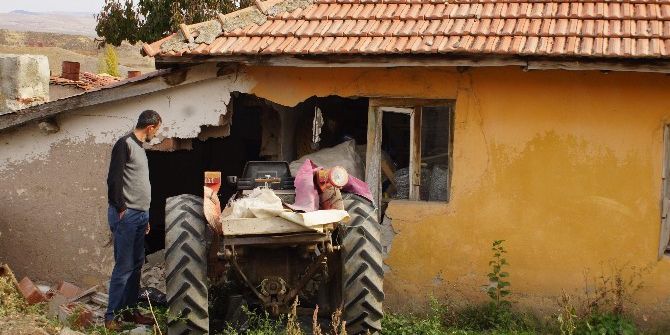Başkent’te Traktör Eve Çarptı: 1 Ölü