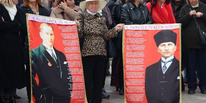 78 Yaşındaki Mukkades Teyzenin Bayrak Sevgisi