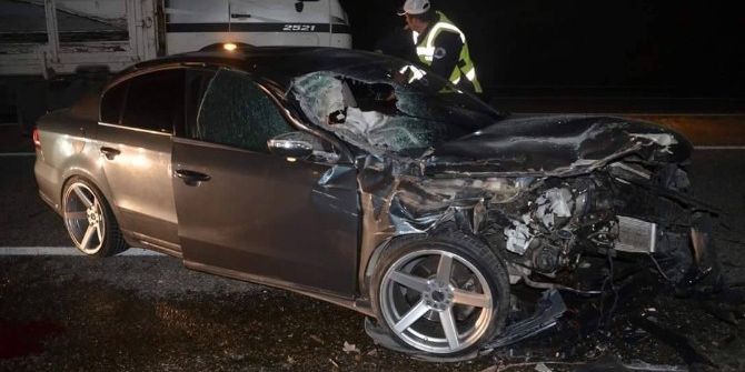 Traktöre Çarpan Otomobilin Sürücüsü Hayatını Kaybetti