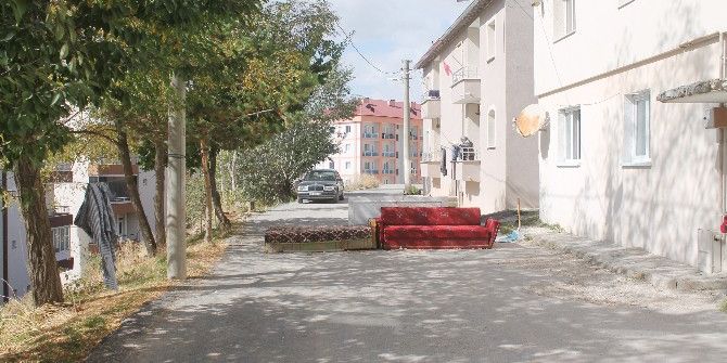 Arsasından Geçen Yolu Çekyatla Trafiğe Kapattı