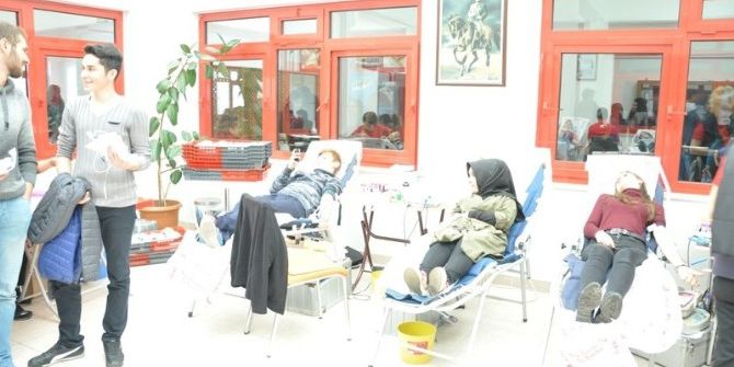 Öğrencilerden Kan Bağışı