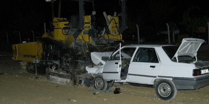 Otomobil, Asfaltlama Makinesine Ok Gibi Saplandı: 2 Ölü