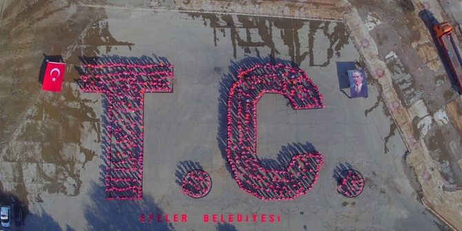 Efeler’de Bin Kişilik ’T.c.’ İbaresi Görenleri Kendine Hayran Bıraktı