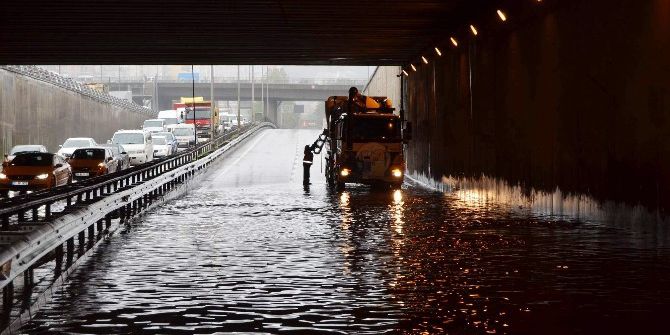 Trabzon’da Yağmur Yağdı, Sürücüler Zor Anlar Yaşadı