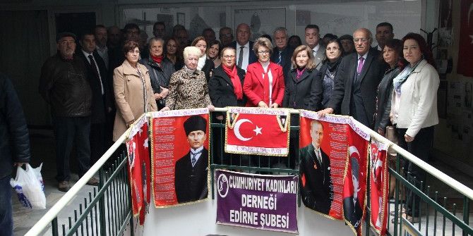 Kadınlar, Cumhuriyet’e Sahip Çıktı