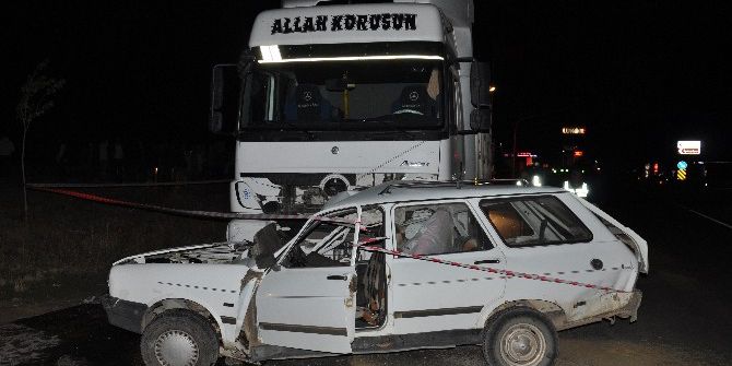 Tır’ın Çarptığı Otomobil Metrelerce Sürüklendi: 1 Ölü, 1 Ağır Yaralı