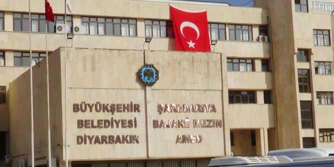 Diyarbakır Büyükşehir Belediyesi Binasına Türk Bayrağı Asıldı