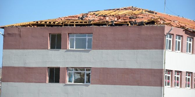 Öğrenciler Tehlike Saçan Çatı Yüzünden Okula Gitmiyor